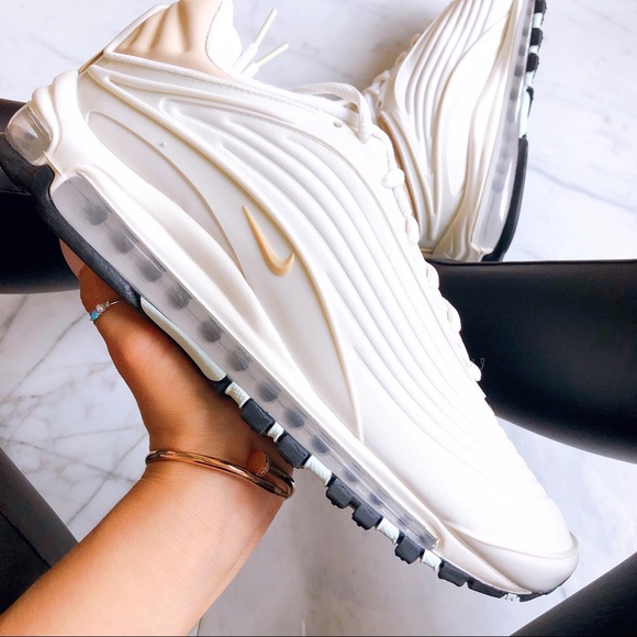 Nike Shoes - Air max deluxe